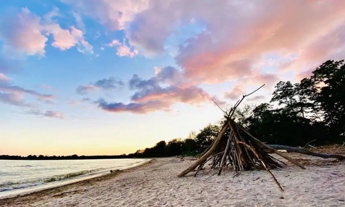 Dunnville Cabaña | Sandy Beachfront Bliss ~ Erie Waterfront ~ Wifi ~ Firepit ~ BBQ