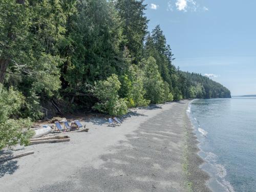 Eastsound Casa | Sandy Beachfront, Hot Tub, Pet-friendly, Kayaking