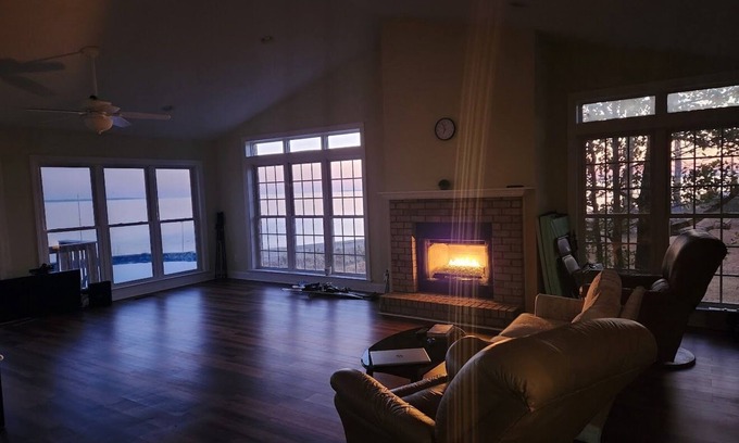 Craven County Casa | Sandy beachfront house perfect for water sports and breathtaking views