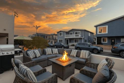 West Newport Casa | Sandy by AvantStay Oceanview Steps to Beach Patio w Fire Pit Dining Area