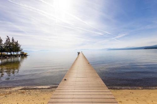 Tahoe Vista Casa | Sandy Cove on the North Shore -Lakeside Cottage with Pier Beach, and HOA Amenities