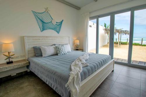 Puerto Villamil Casa | Sandy Feet House