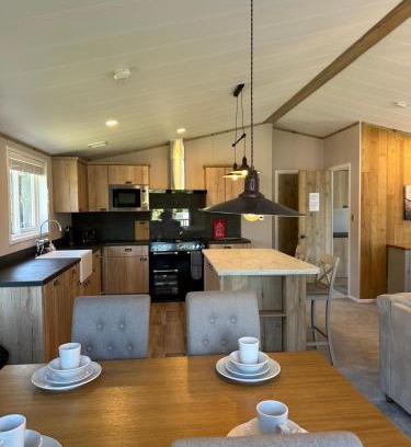 Allerthorpe Casa | Sandy Lane 18 - Lodge with Hot Tub