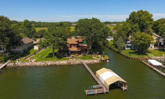 Mound Casa | Sandy Shore Beach House: Lake Minnetonka