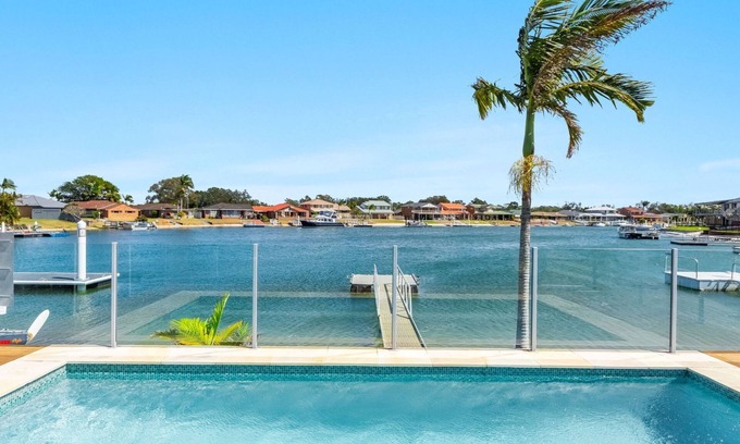 Yamba Casa | Sandy Shores | Absolute Waterfront with swimming pool