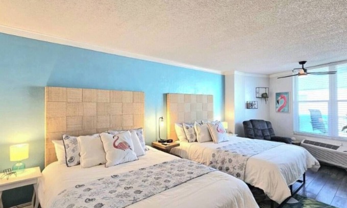 Lenox Park Condominio | Sandy Toes! A bright and vibrant studio condo in Daytona Beach FL Unit 418!