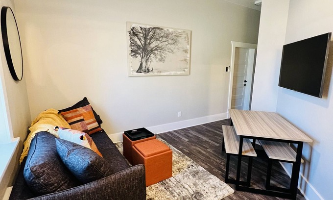 Florence Apartamento | 'Sangre De Orange'- apartment in Historic Florence Colorado