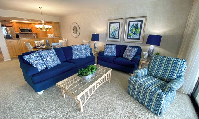 Punta Rassa Condominio | Sanibel Harbour Resort Harbour Tower 816: Comfort and relaxation while enjoying gorgeous sunsets.