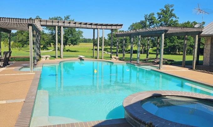 Madisonville Casa | Sanita Ranch with large pool, hot tub, game room and outdoor firepit.