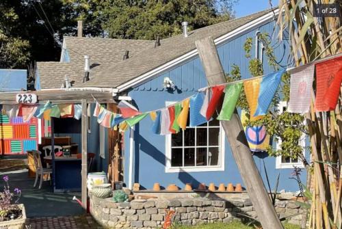 Eastside Santa Cruz Casa | Santa Cruz Style Beach retreat, 5min walk to beach