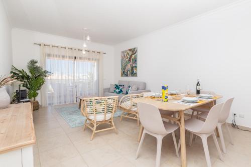 Porto de Mos Apartamento | Santa Maria Apartment at Porto de Mos beach