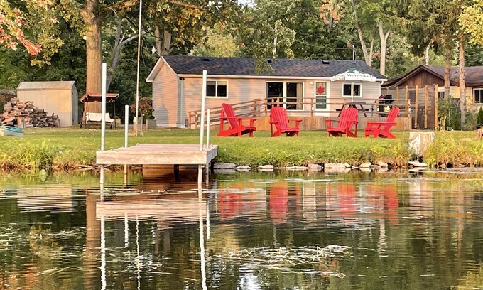Campbellford Cabaña | Santa's Waterfront Cottage Retreat - Cozy and Quiet