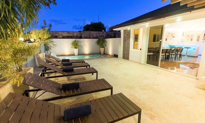 Gascue Villa | Santo Domingo Colonial Villa de 8 dormitorios con piscina privada ✔️