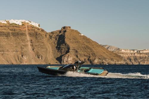 Oia Alquiler De Eote | Santorini Private Tour - Sunny Zeus
