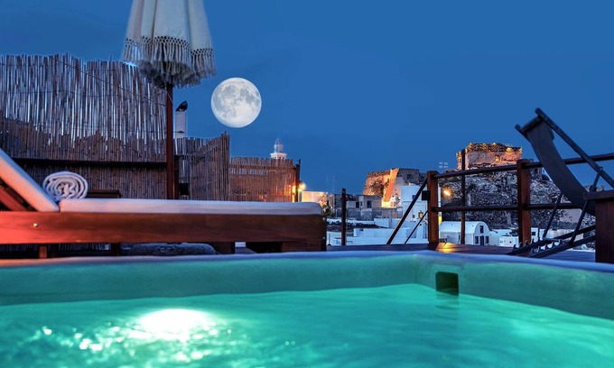 Akrotiri Apartamento | Santorini Rooftop Hot Tub Suite w Panoramic Views
