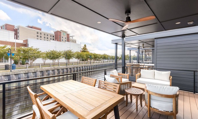 River District Alquiler De Eote | Santorini - Stay Afloat on Downtown Wilmington's Riverwalk
