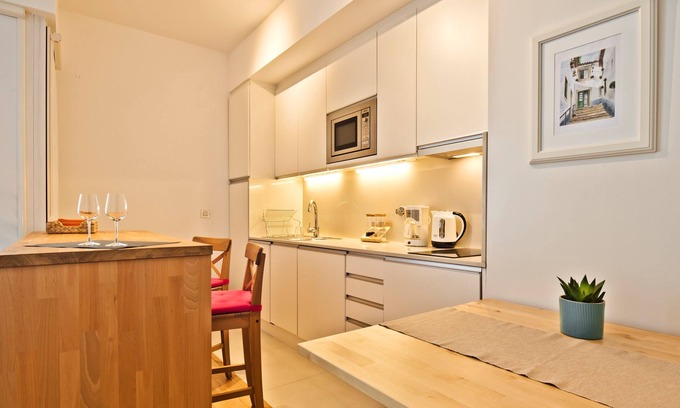 Misericordia Apartamento | Santos 1 - São Bento STUDIO - This brand new, recently decorated studio in the heart of the city is