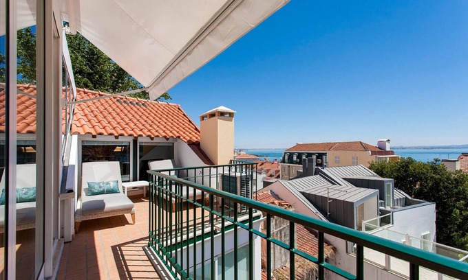 Lisbon Old Town Apartamento | Santos River View Terrace - Boutique Duplex