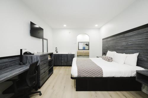 Deer Park Hotel | Sapphire Inn & Suites