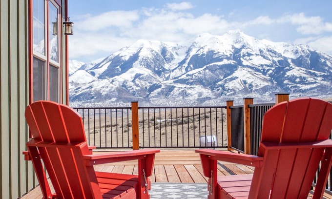 Emigrant Casa | Sapphire Solace · Sapphire skies and mountain views of a lifetime