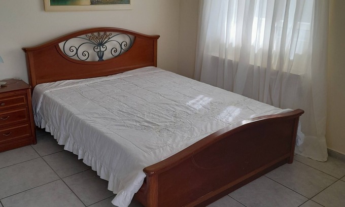 Saronikos Apartamento | Sarah's studio is 10 minutes from the sea and 12 minutes from the airport.