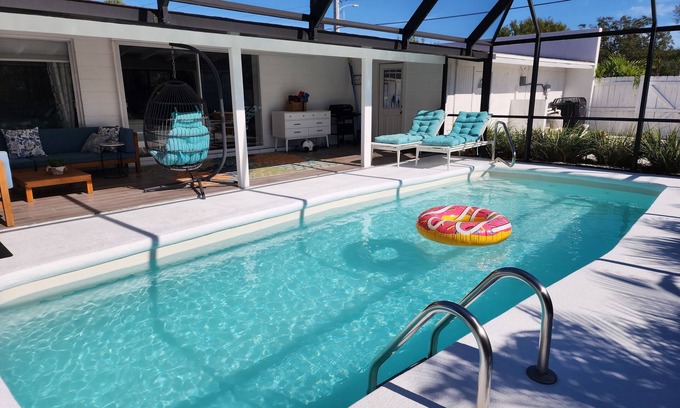 Southgate Casa | SARASOTA Heated Pool - Pet Friendly - Garage w/ EV Charger - Close to Beaches!