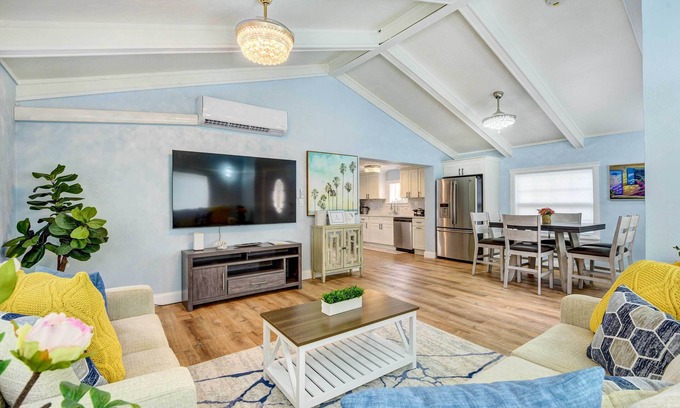 Bayou Oaks Casa | Sarasota Home w/ Screened Porch, Walk To Zoo!