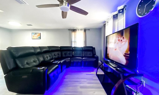 North Sarasota Casa | Sarasota Modern, Spacious, Comfy, Queen Beds, Backyard Rental