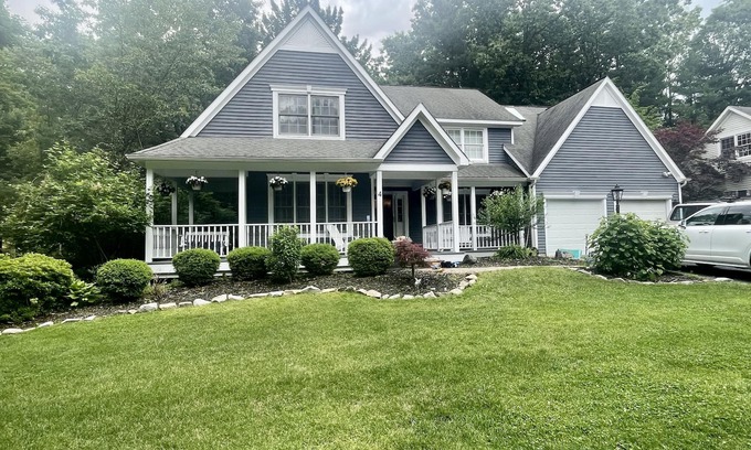 Saratoga Springs Casa | Saratoga Lake Family Home Close to Track, Down town & Spac! Beach & pool access!