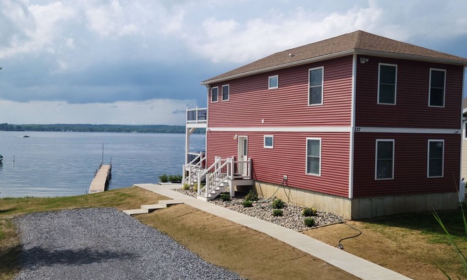Saratoga Springs Casa | Saratoga Lake House Private Beach and Dock SPAC