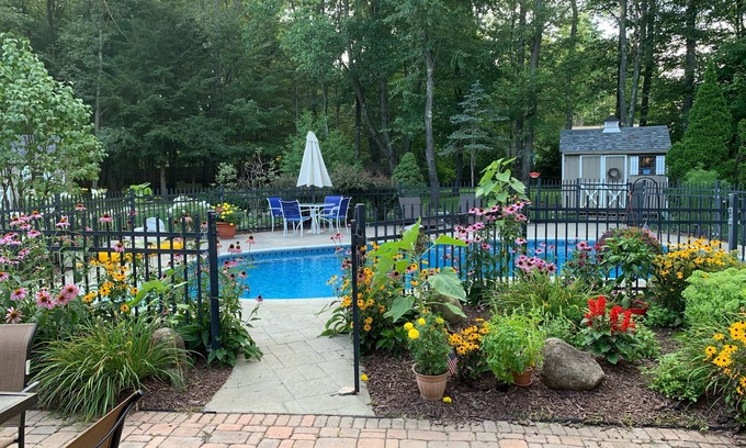 Saratoga Springs Casa | Saratoga retreat! Great yard with inground pool. 4 miles from Racetrack.