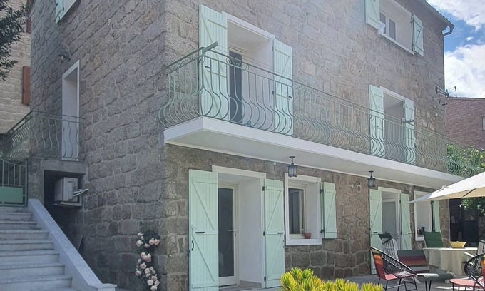 Sartene Apartamento | SARTENE, BEAUTIFUL 52m2 APARTMENT ON PRIVATE GARDEN GROUND,