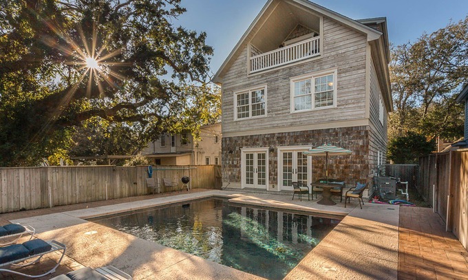 Saint Simons Island Casa | Sassy Peach Cottage - 5 habitaciones / 4. 5 baños Gran piscina Cerca del faro / muelle / pueblo!