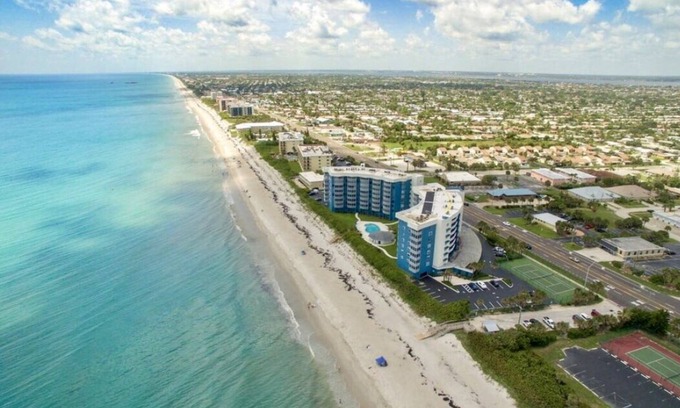 Gulfstream Beach Condominio | Satellite Beach Direct Oceanfront on the Sand renovado y actualizado