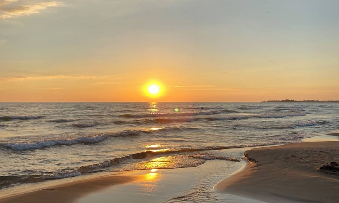 Sauble Beach Cabaña | Sauble Beach renovated, large modern cottage + chefs kitchen. 5 mins to Main St
