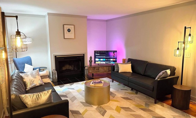 Douglas Cabaña | SAUGATUCK - Dog-Friendly, Fenced Yard! Beautiful Garden