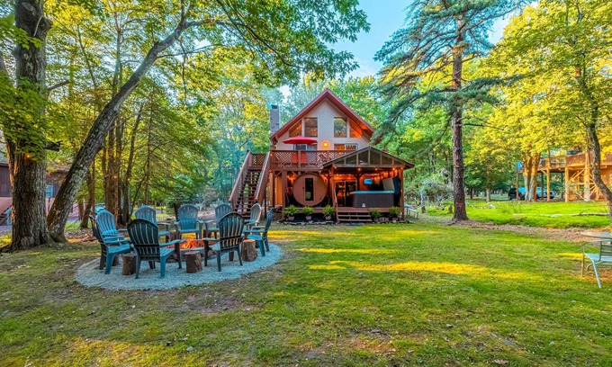 Lake Harmony Estates Cabina | Sauna & 2-Story Deck: Luxe Poconos Chalet