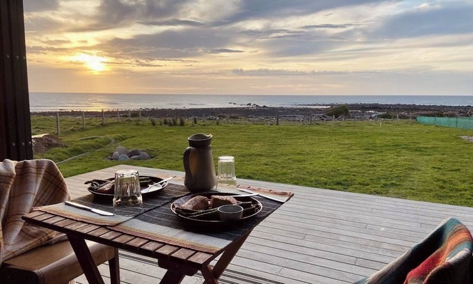 Warea Casa | Sauna, seafront, and architecture steps away from the Tasman Sea