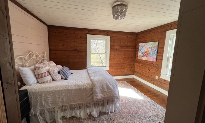 Sautee Nacoochee Cabaña | Sautee Valley Farm Cottage- 10 minutes from Helen and Unicoi State Park