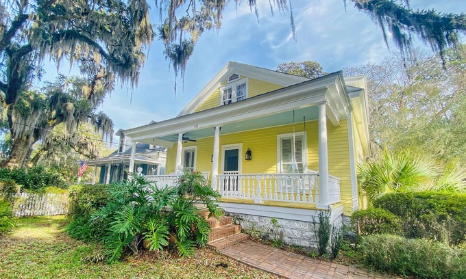 Isle of Hope Historic District Cabaña | Savannah Slumbers Cottage - circa 1900 FIVE Bedroom on Savannah’s Isle of Hope