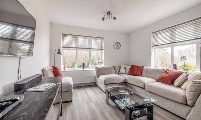 Runnymede Condominio | SAVILL GARDEN ❤ VIRGINIA WATER LAKE & FREE PARKING
