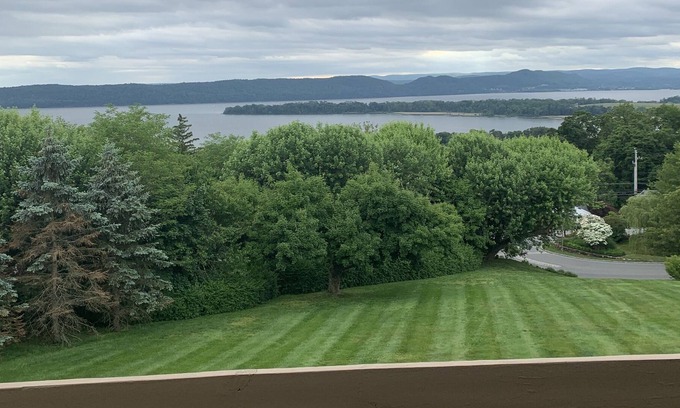 Ossining Condominio | Savor the Luxury at the Haven Hudson River Condo Cottage