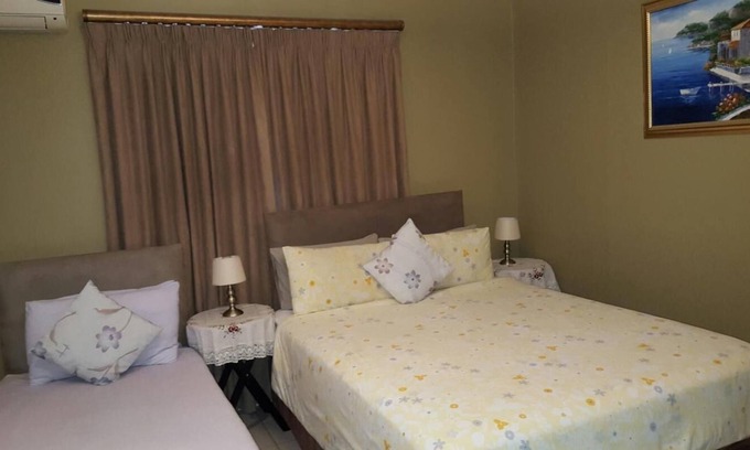 Rondebosch East Cama Y Desayuno | Savoy Lodge con desayuno incluido! - Bonita habitación triple económica 2