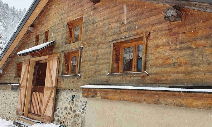 Araches-la-Frasse Chalet De Esquí | Granja de Saboya reformada, auténtica y cálida. 150m2, techos altos