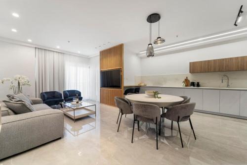 Jerusalem City Centre Casa | Savyon View 3BDR - ApartHotels In City Center