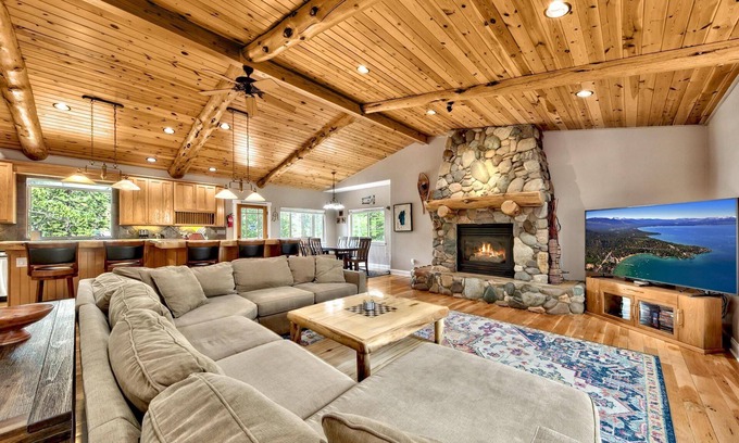Tahoe Paradise Cabina | Saxon Creek Backyard Trail, Hot Tub, Pool Table, EV Plug, Forest Land