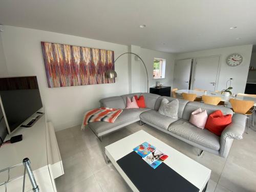 Winchester Casa | Saxon Lodge, Luxury Retreat in Winchester, HotTub!