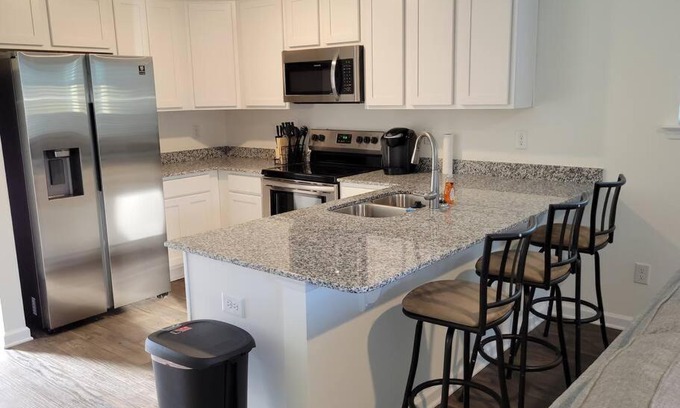 Rosewood Apartamento | SC 3755 New 2 bedroom Townhouse Ft Jackson & USC