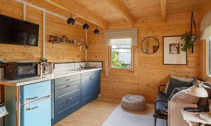 Littleham Cabina | Scandi-Style Cabin in Bideford, Private Parking