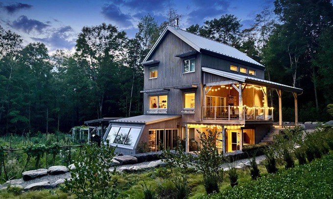 Shefford Casa | Scandinavian 2-Storey Chalet at the Foot of Mt. Shefford, Scandinavian 2-Storey Chalet at the Foot o